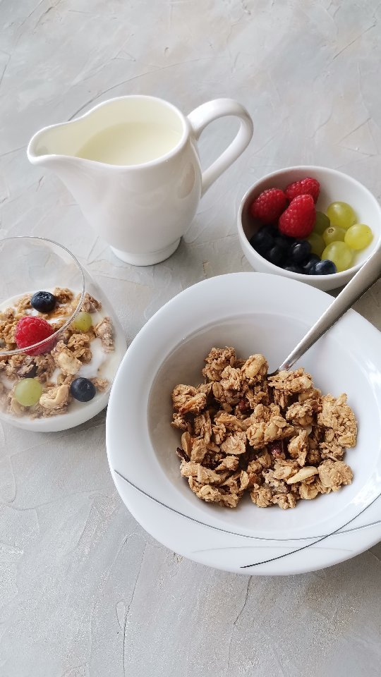 Peanut Butter Granola. Ingredients:
-200 g oatmeal
-50 g of unsalted peanuts
-100 g of a mix of nuts (you can use walnuts, pecans, almonds, cashews, etc. )
-50 g peanut butter (try to use the most natural one, without sugar and extra additives)
-10 g coconut oil (you can also just use sunflower oil)
-40 ml maple syrup
-20 ml agave syrup (*if you don’t have syrups at home, you can replace the whole amount of syrup, that means 60 ml, for honey)
-1 tsp cinnamon powder
-Pinch of salt

Find the full recipe in the link in my Bio. The recipe is also in German and Spanish in my Blog. 

#peanutbutter #granola #Muesli #breakfast #breakfasttime #healthyfood #nutritious #erdnussbutter #breakfastideas #cereales #morningvibes