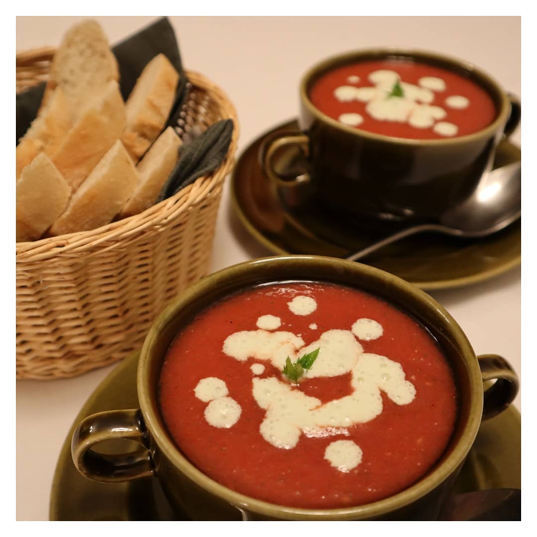 Gazpacho with mint sauce: My version of this classic summer soup with a refreshing sauce, perfect for hot days.

Clink in the link in my Bio for the recipe ⬆️

🇦🇹🇩🇪Gazpacho mit Minz-Soße: Meine Version von dieser klassischen Sommersuppe mit einer erfrischenden Soße, perfekt für heiße Tage.

Findet das Rezept im Link in meiner Bio ⬆️

🇨🇱🇪🇸Gazpacho con salsa de menta: Mi versión de esta clásica sopa de verano con una salsa refrescante, perfecta para un día caluroso.

La receta está disponible en el link en mi Bio ⬆️

#gazpacho #Hotdays #summerfood #soup #vegetarianrecipes #healthyfood #summertime #mint #tomatoes #hotweather☀️#𝒟𝑒𝓁𝒾𝓏𝒾𝑜𝑒𝓈