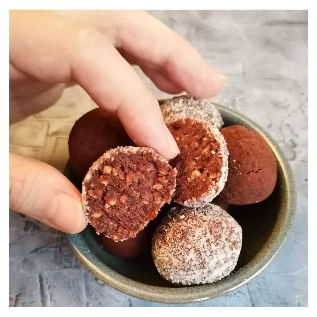 Date truffles: this super easy, vegan and healthy snack is going to help you to get a shot of energy on those stressful days.

Click in the link in my Bio for the recipe ⬆️

🇦🇹🇩🇪Dattel Trüffel: dieser super einfach, vegane und gesunde Snack wird dir helfen, einen Boost an Energie an einem stressigen Tag zu erhalten. 

Findet das Rezept im Link in meiner Bio ⬆️

🇨🇱🇪🇸Trufas de dátiles: este Snack es muy fácil de preparar, es vegano y muy sano. Te va a ayudar en esos días estresantes donde necesitas un shot de energía.

La receta está disponible en el link en mi Bio ⬆️

#truffles #chocotruffle #datesfruit #healthyfood #vegansnacks #datteln #dátiles #healthysnacks #healthychocolate #energyballs #ꫝeißerડcheiß