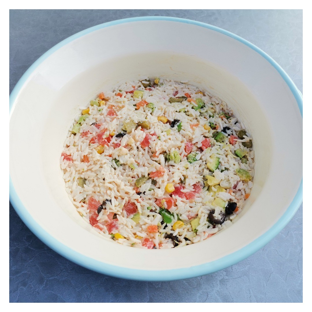 Mommy's rice salad: the perfect side dish for a special dinner, barbecue party, etc. This recipe is a classic in my family, one of the many great recipes my mom taught me over the years. I hope you enjoy it! 

Click the link in my Bio for the recipe ⬆️

🇦🇹🇩🇪 Reissalat meiner Mama: die perfekte Beilage für ein besonderes Abendessen, für eine Grillparty, etc. Dieses Rezept ist ein Klassiker in meiner Familie, eines von vielen Rezepten, die mir meine Mama beigebracht hat. Lass es dir schmecken!

Findet den Link zum Rezept in meiner Bio ⬆️

🇨🇱🇪🇸Ensalada de arroz de mi Mami: el acompañamiento perfecto para una cena especial, para un asado/barbacoa, etc. Esta receta es un clásico en mi familia y es una de las tantas recetas maravillosas que mi mami me ha enseñado con el paso de los años. ¡Espero que te guste!

La receta está disponible en el link en mi Bio ⬆️

#salad #saladmaster #saladrecipe #foodphotography #ricemeal #ricedish #vegetarian  #vegetarianrecipes #vegetarianfood #ricelover #saladlover #𝕪umm𝕪𝕗ood